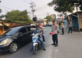 Bukan Sekadar Bagi Bendera, Polsek Kayen Bangun Kedekatan dengan Warga