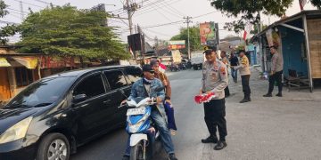 Bukan Sekadar Bagi Bendera, Polsek Kayen Bangun Kedekatan dengan Warga