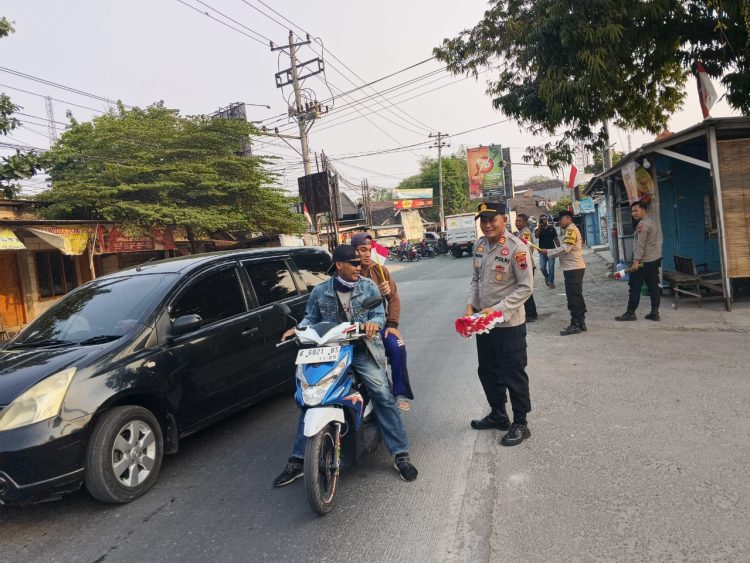 Bukan Sekadar Bagi Bendera, Polsek Kayen Bangun Kedekatan dengan Warga