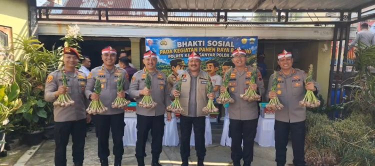 Bukan Sekadar Panen, Ada Pesan Kepemimpinan Kombes Pol. Wahyu Nugroho di Tengah Petani